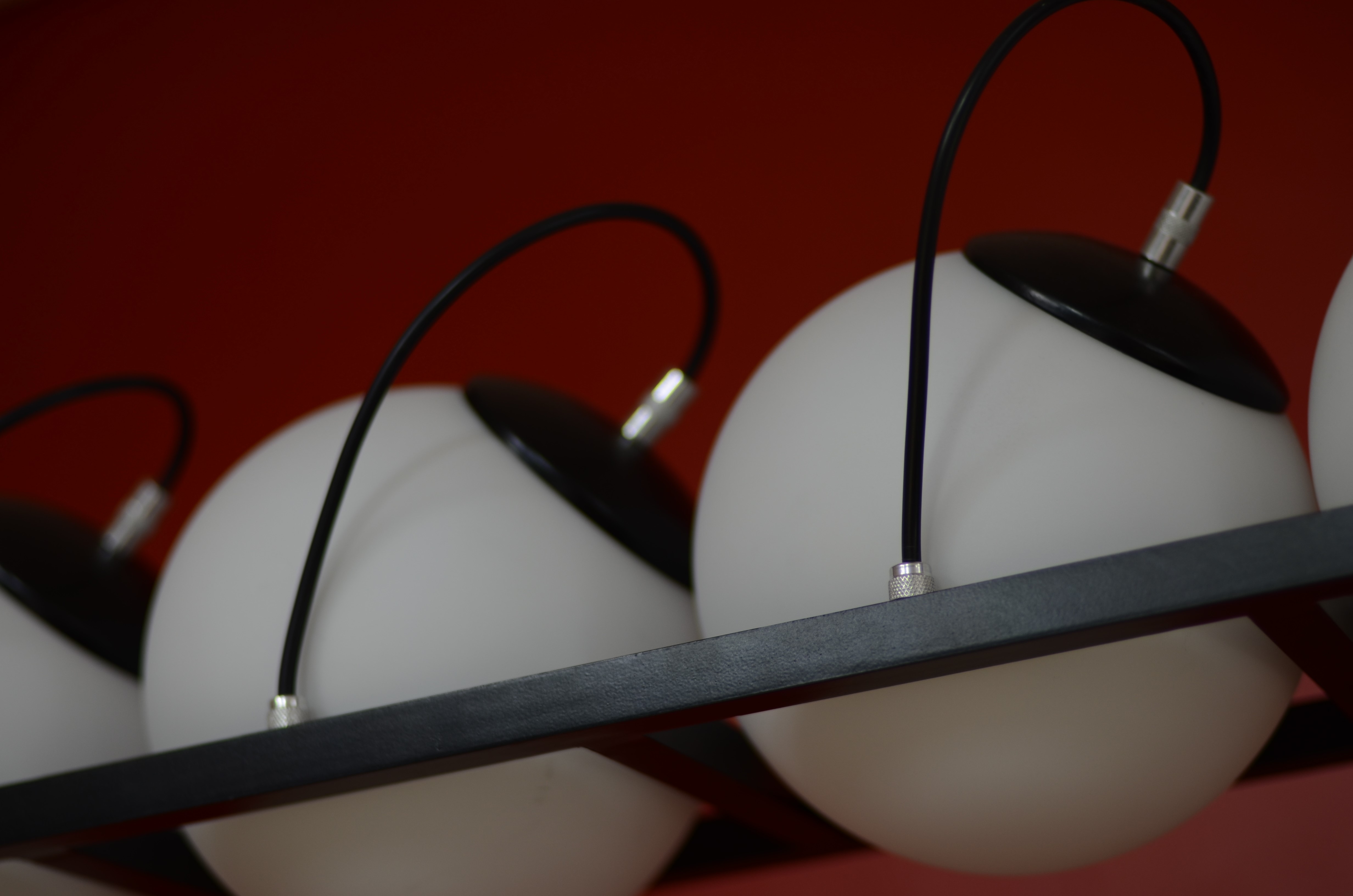 Pendente Moderno Poppy com 3 globos brancos e estrutura preta para sala de jantar. Lustres Gênesis loja online de Lustres e Iluminação Decorativa. 